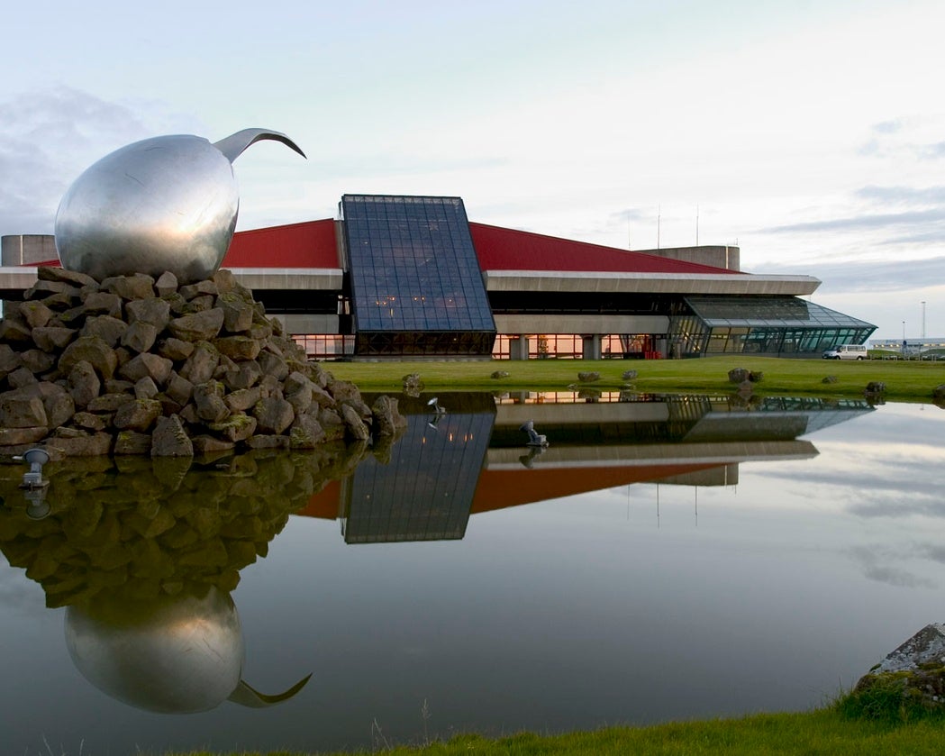 El Aeropuerto Leifur Eiríksson en la base aérea de Keflavík es el principal aeropuerto de Islandia.