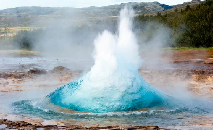 De geister Strokkur die uitbarst in de Haukadalurvallei in de Golden Circle.