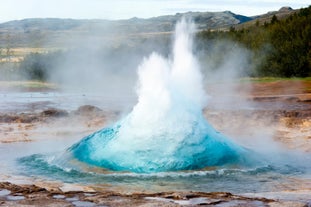 El géiser Strokkur entrando en erupción en el valle de Haukadalur, en el Círculo Dorado.