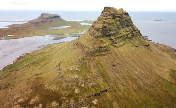 De prachtige berg Kirkjufell kan er heel anders uitzien, afhankelijk van het perspectief van waaruit je ernaar kijkt.