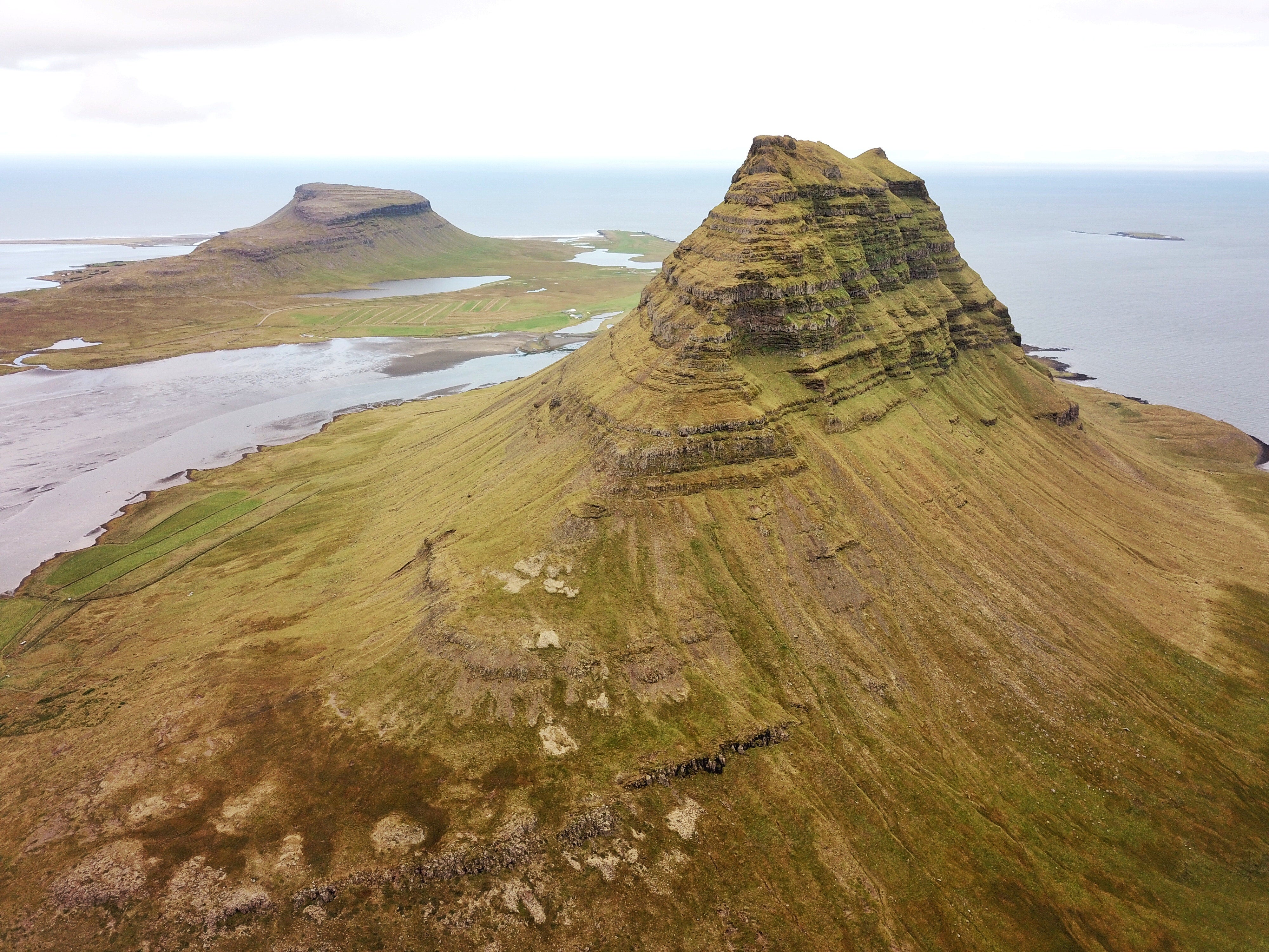 De prachtige berg Kirkjufell kan er heel anders uitzien, afhankelijk van het perspectief van waaruit je ernaar kijkt.