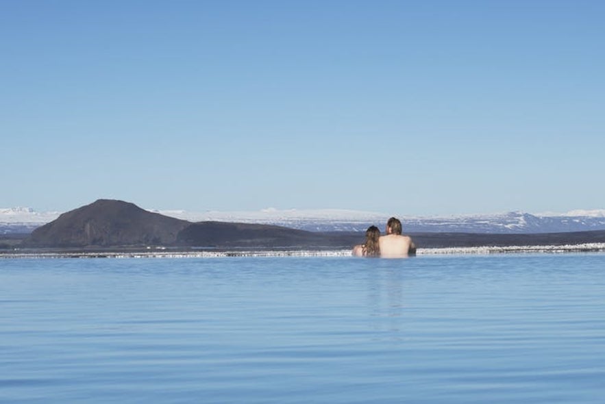 Ein Pärchen entspannt in den Mývatn-Naturbecken im Norden Islands