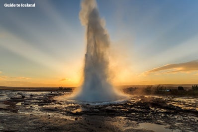 Strokkur, som finns i den geotermiska dalen Haukadalur, är känd för att få utbrott var femte till tionde minut.