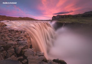 De Dettifoss heeft de grootste stroomsnelheid van alle watervallen in Europa en heeft een totale hoogte van 44 meter.