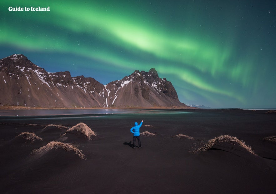 Zorza polarna nad górą Vestrahorn na półwyspie Stokksnes.