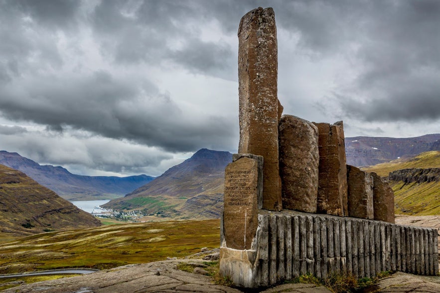 Monumentet till Þorbjörn Arnoddsson är en fin utsiktsplats i Seyðisfjörður.