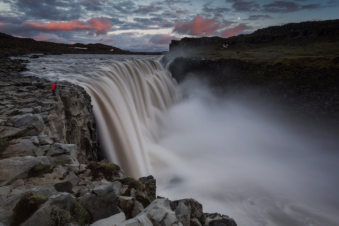 De krachtigste waterval van Europa, Dettifoss, stort met een angstaanjagend gebrul neer in de kloof van Jökulsárgljúfur.