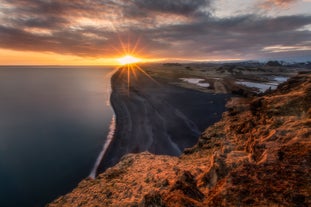 Sonnenuntergang über den endlosen schwarzen Sandstränden an der Südküste Islands.