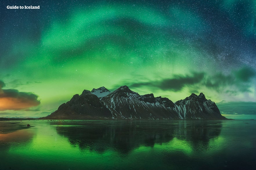 Zorza polarna nad górą Vestrahorn w styczniu na Islandii.