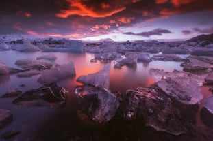 Glitzernde Eisberge treiben bei Sonnenuntergang auf der Jökulsárlón-Gletscherlagune.