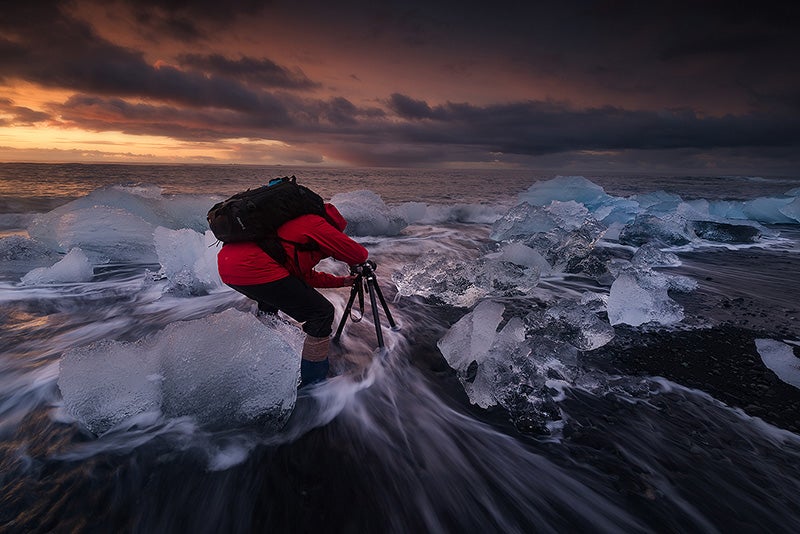 Il est possible de se promener parmi les icebergs sur le sable de la plage de diamants.