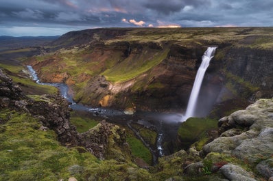 Der Blick eines Fotografen auf ein Tal mit Wasserfällen