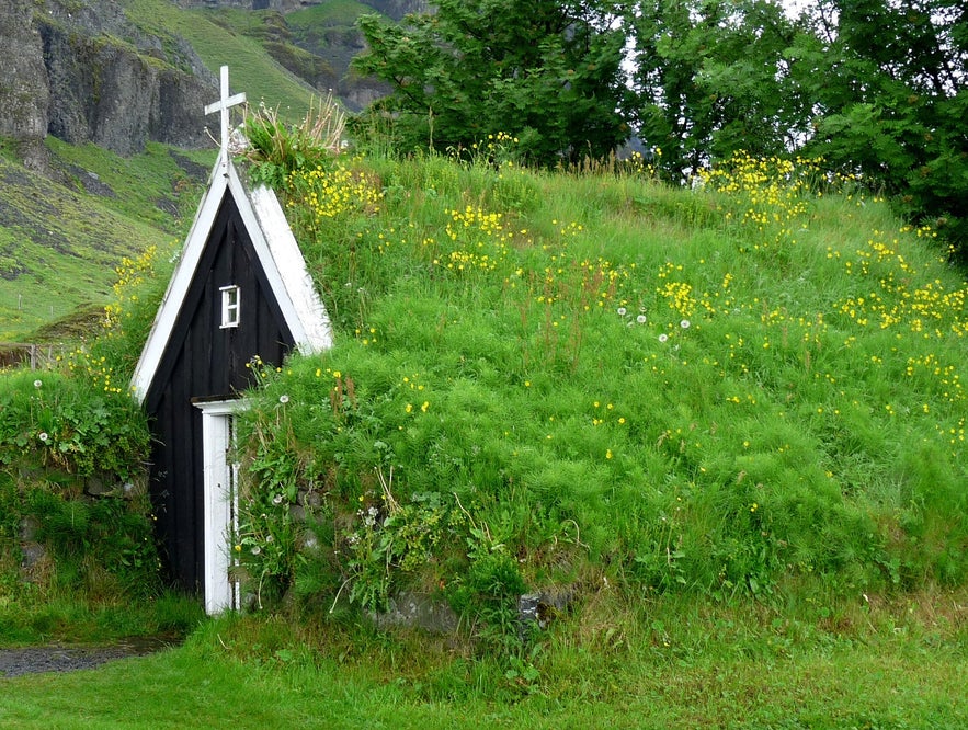 Núpsstaðarkirkja是冰岛最小的草顶教堂