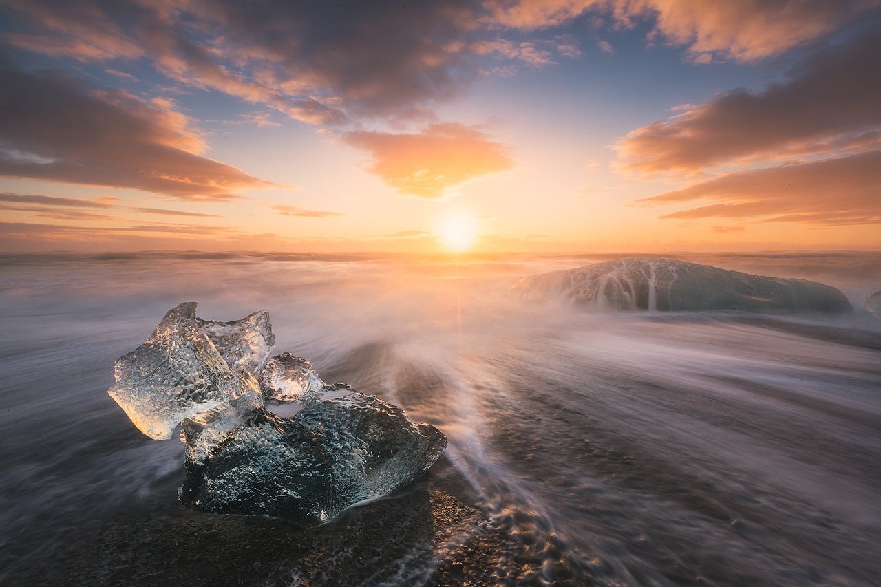 Mitternachtssonne über den Eisbergen an der Diamond Beach.