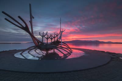 Reykjavik stad om natten.