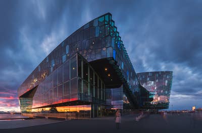 El Auditorio Harpa destaca por su arquitectura de cristal.
