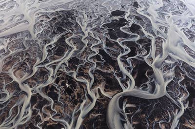 Un sistema fluvial serpentea por las Tierras Altas de Islandia.