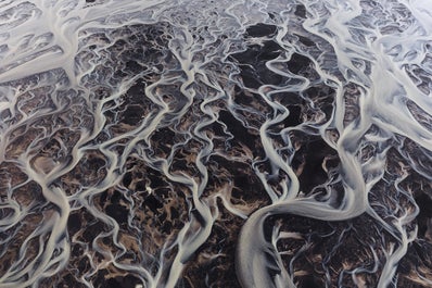 Un sistema fluvial serpentea por las Tierras Altas de Islandia.