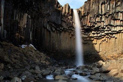 Svartifoss หรือ "น้ำตกสีดำ" ในเขตอนุรักษ์ธรรมชาติ Skaftafell เป็นจุดหมายปลายทางที่ยอดเยี่ยมสำหรับช่างภาพ