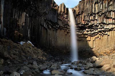 Svartifoss, 'La cascada negra', en la Reserva Natural de Skaftafell, es un gran destino para los fotógrafos.
