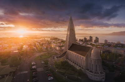 La vista detrás de Hallgrimskirkja, la iglesia más prominente de Islandia.