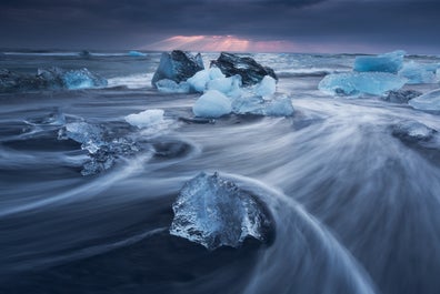 De Svartifoss is te vinden in Skaftafell, en is hier vastgelegd in de winter.