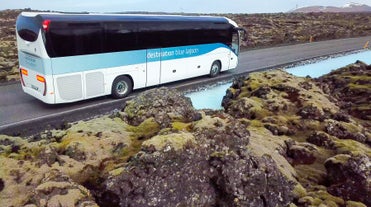 Mit diesem Flughafentransfer kannst du bequem von der Blauen Lagune aus reisen.