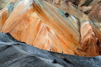 冰岛内陆高地的流纹岩山脉尽显冰岛地质的奇妙纹理