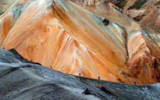 Les randonneurs peuvent ressentir l'immensité de la nature lors d'une randonnée dans la nature.