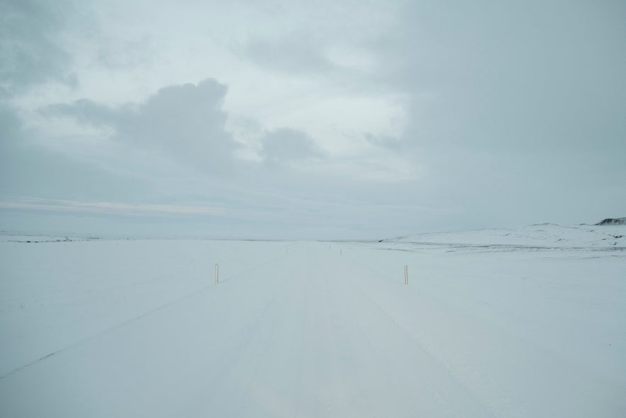 Kaum noch erkennbare Strasse im Winter