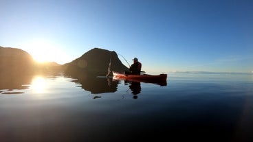 Gå ikke glip af den unikke mulighed for at kombinere fiskeri og kajaksejlads ved foden af det ikoniske bjerg Kirkjufell.