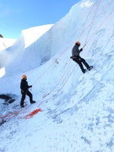 Un'escursione privata di arrampicata su ghiaccio consente di vivere un'esperienza più intima.