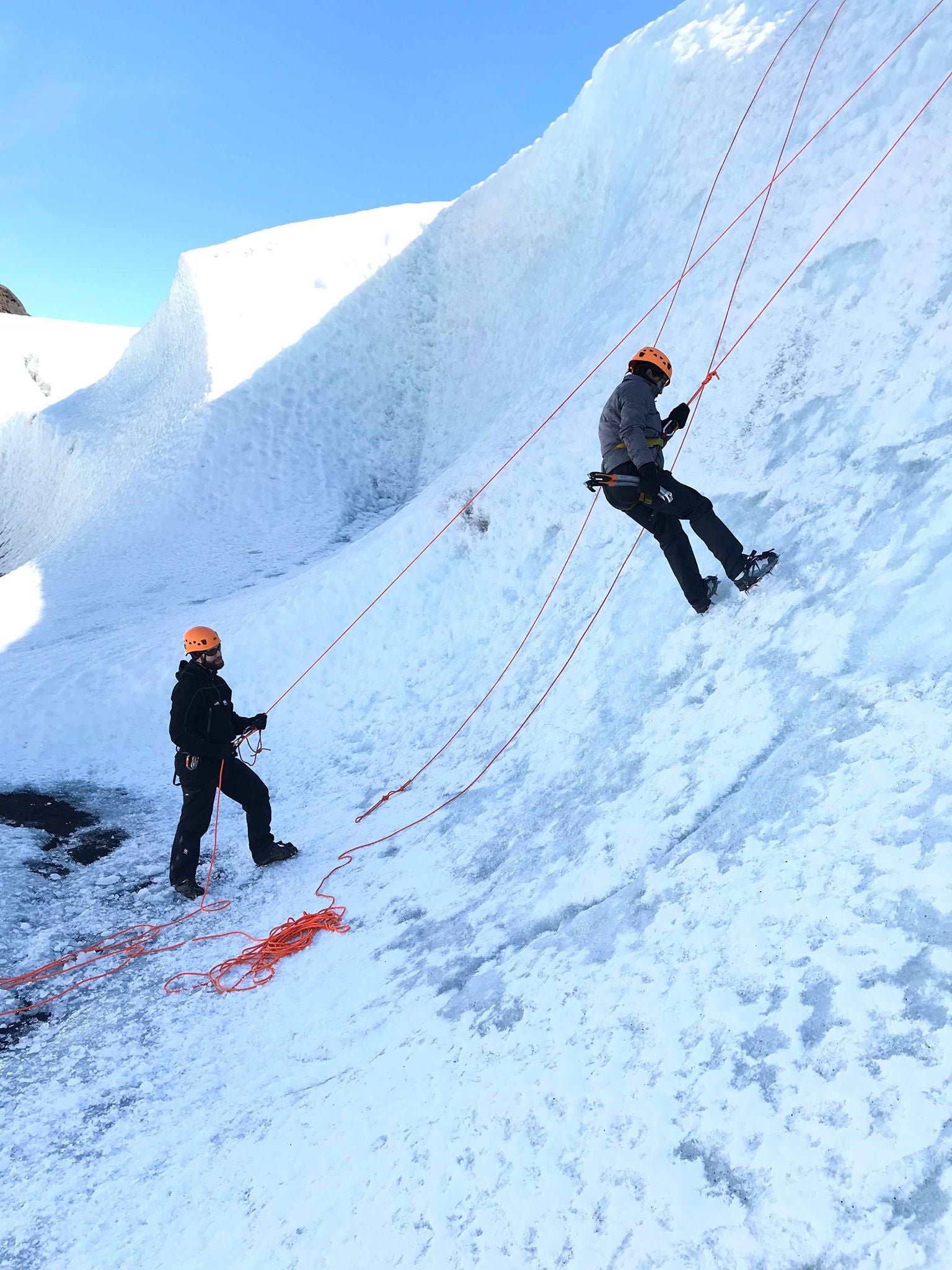 Un'escursione privata di arrampicata su ghiaccio consente di vivere un'esperienza più intima.