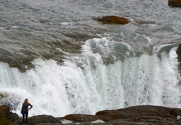 An Elf Woman catches a Ride across Skjálfandafljót River - Icelandic Folklore - Álfkona reidd yfir á 