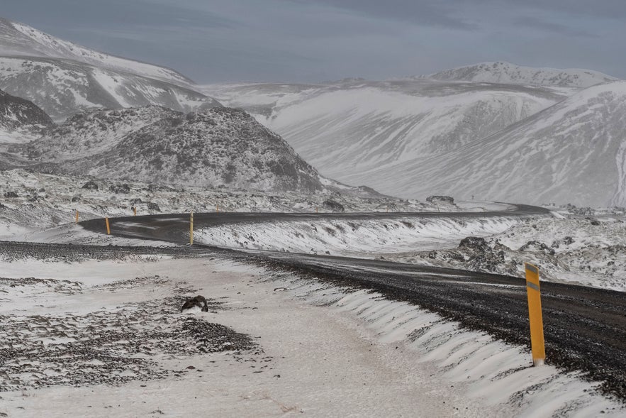 Auch von Bergen über die Strassen wehender Schnee kann gefährlich werden