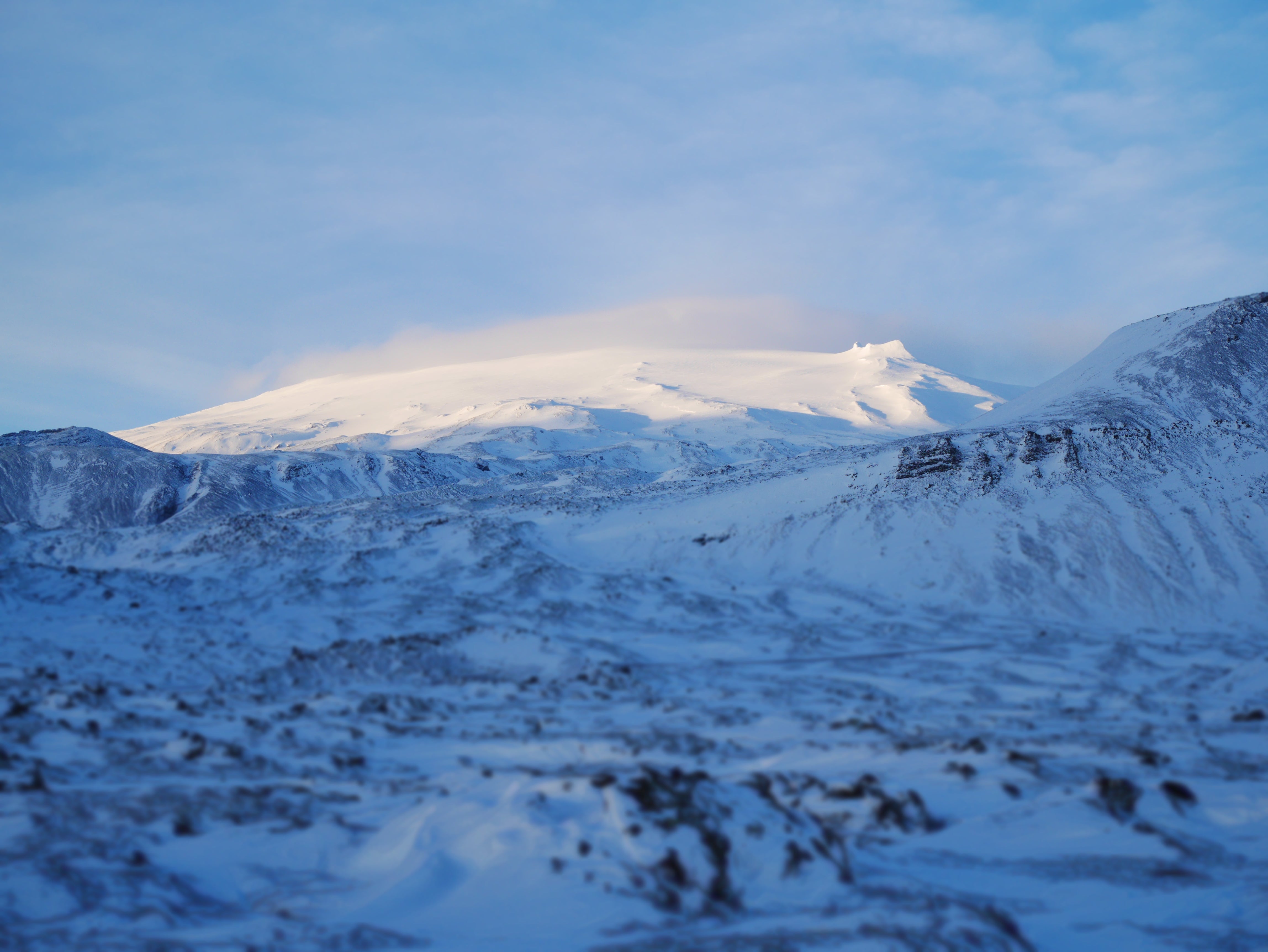 ภูเขาไฟ Snaefellsjokull ที่ปกคลุมด้วยน้ำแข็งดูสวยงาม โดยเฉพาะในวันที่อากาศแจ่มใส
