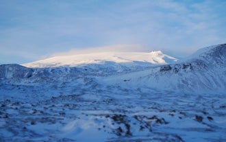 Le volcan Snaefellsjokull, recouvert de glace, est magnifique, surtout par temps clair.
