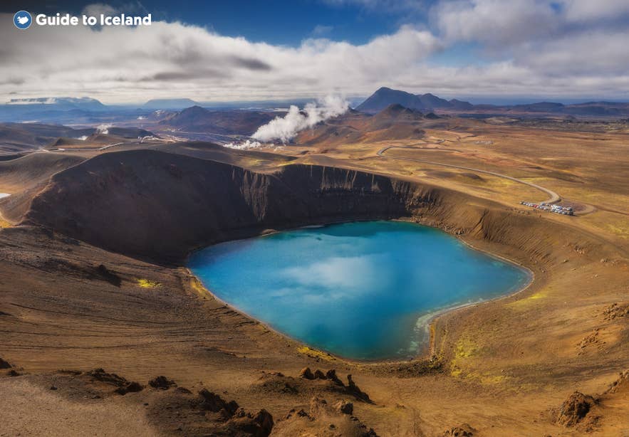 Cratère Viti avec lac bleu vif dans le système volcanique de Krafla près du lac Myvatn dans le nord de l’Islande.