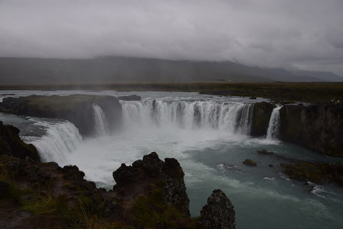 国内フライトで行くゴーザフォスの滝とミーヴァトン湖周辺観光