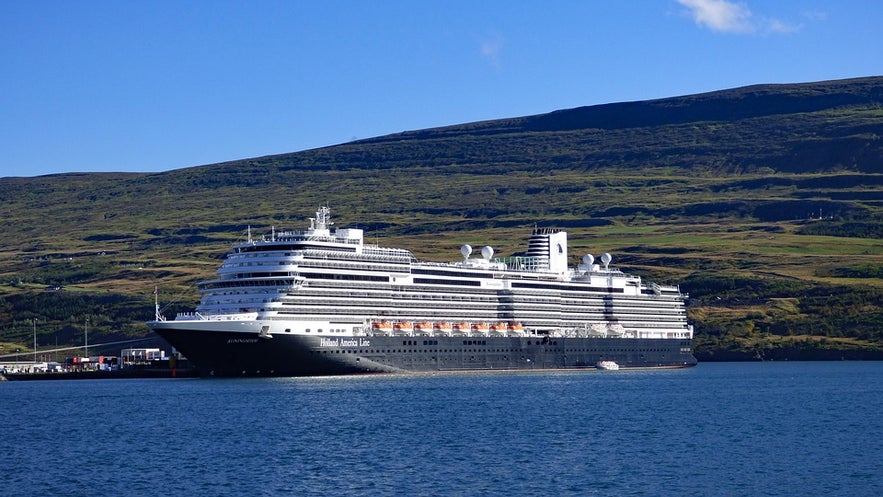 Un bateau de croisière près de la ville septentrionale d’Akureyri.