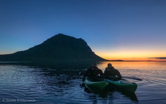 Excursión Panorámica en Kayak de 3 Horas con el Sol de Medianoche bajo la Montaña Kirkjufell