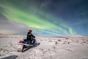 Å kjøre snøscooter gjennom Myvatn-landskapet er en uforglemmelig opplevelse.