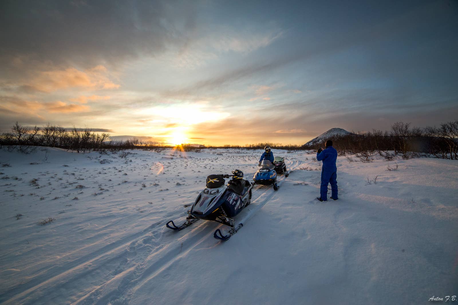 Zorg ervoor dat je veel foto's maakt terwijl je op de sneeuwscooter zit.