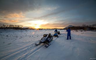 Zorg ervoor dat je veel foto's maakt terwijl je op de sneeuwscooter zit.