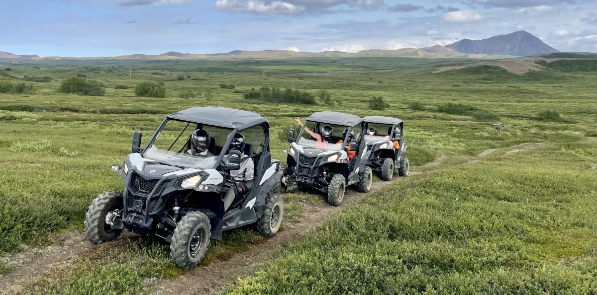 Jusqu'à deux personnes peuvent monter à bord d'un buggy UTV à la fois.