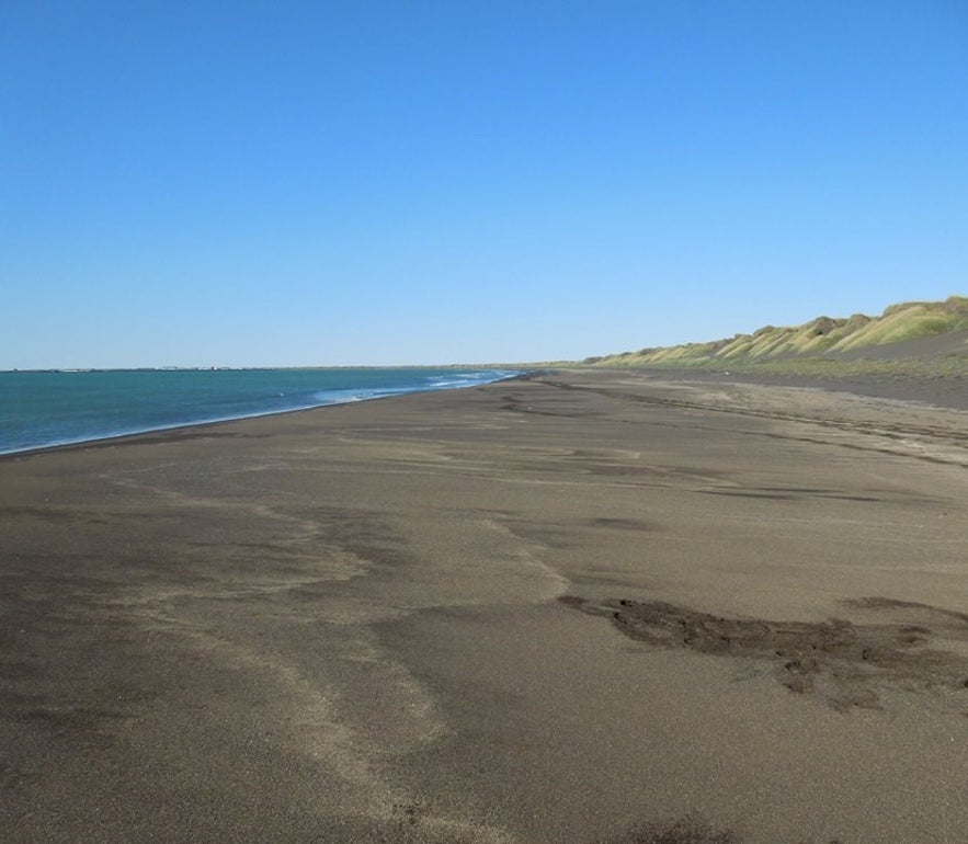 verlassener schwarzer Strand in Thorlakshofn