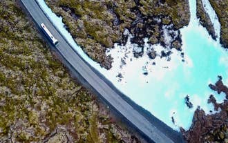 Reis gjennom det steinete landskapet på Reykjanes-halvøya for å komme til den luksuriøse Blå lagune.