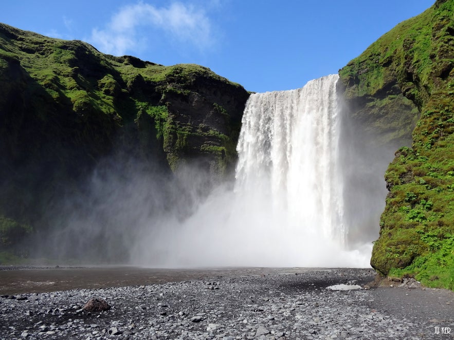 Skogafoss sous une journée ensoleillée en Islande