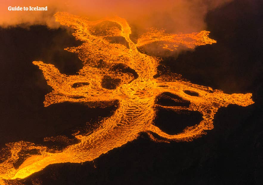 Lava stroomt weg van de uitbarsting bij Holuhraun in de IJslandse Hooglanden.