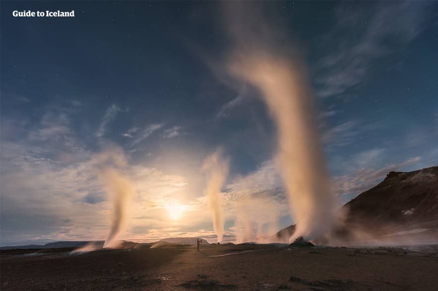 Geothermische stoom stijgt op uit de aarde bij Myvatn in Noord-IJsland.